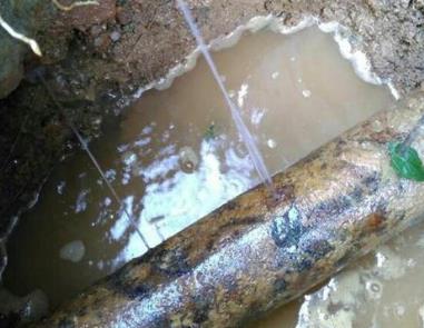 同江楼顶渗水维修公司分享下地暖漏水的原因及检测方法。